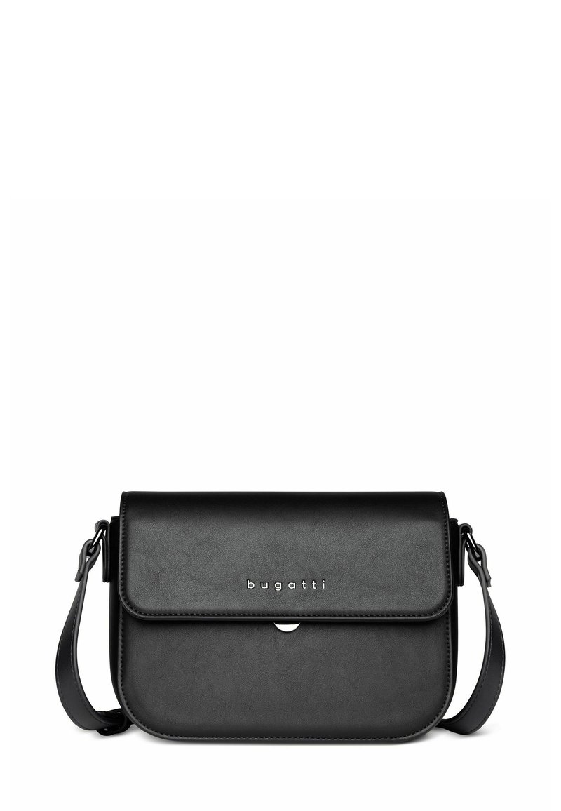 Borsa a tracolla in pelle nera con forma rettangolare, chiusura a patta e tracolla regolabile. Presenta un logo in argento e una texture liscia.