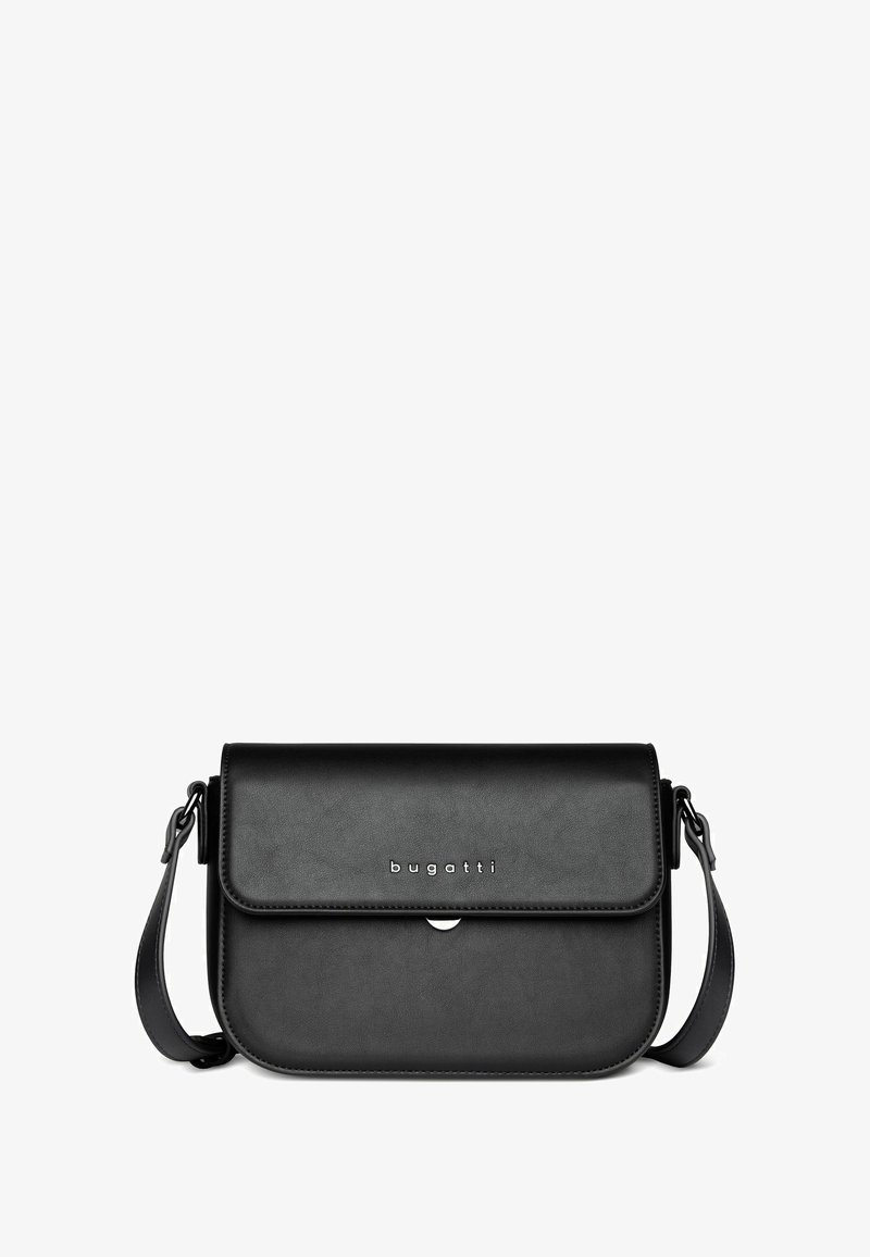 Borsa a tracolla in pelle nera con forma rettangolare, chiusura a patta e tracolla regolabile. Presenta un logo in argento e una texture liscia.