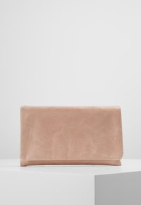 Pochette en cuir rose pâle avec une texture lisse, de forme rectangulaire et un design pliable, mettant en avant un style minimaliste et des lignes épurées.