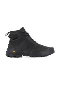 Botas de senderismo negras con diseño de caña alta, fabricadas con materiales duraderos. Presentan parte superior texturizada, cierre con cordones y suela Vibram para tracción.
