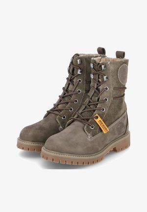 Braune Leder- und Wildleder-Ankle Boots verfügen über Metallösen, braune Schnürsenkel und eine Gummisohle mit ausgeprägten Profilen. Angehängtes orangenes Logo-Label.