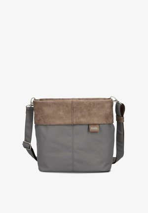Sac à épaule en tissu gris avec un dessus en cuir suédé marron, doté d'une courte bandoulière, d'une bandoulière longue ajustable et d'un petit accent en tissu avec logo.