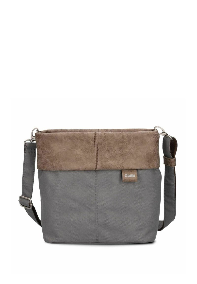 Bolso de hombro de tela gris con una parte superior de ante marrón, que cuenta con una correa corta, una correa larga ajustable y un pequeño logo de tela como acento.