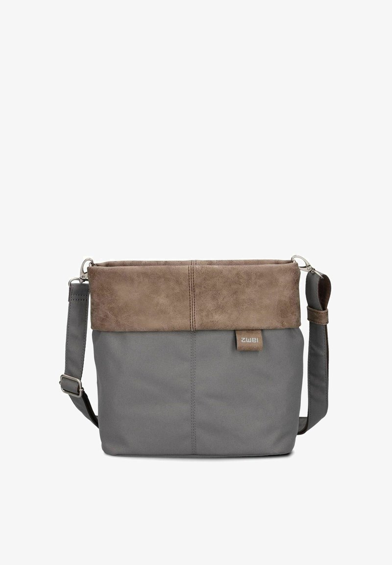 Borsa a spalla in tessuto grigio con parte superiore in suede marrone, dotata di una tracolla corta, tracolla lunga regolabile e un piccolo accento con logo in tessuto.