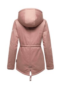 Rožinė nepralaidi vandeniui striukė su gobtuvu, elastingu juosmuo, ilgomis rankovėmis ir virvute apatine dalimi. Kairėje rankovėje yra logotipas.