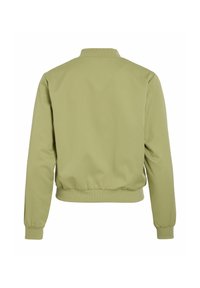 Giubbotto bomber verde oliva con colletto a costine e vita elasticizzata, dotato di maniche lunghe e una trama di tessuto liscia e leggera.