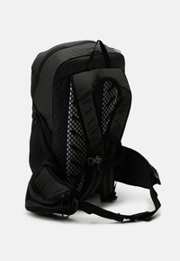 Schwarzer Rucksack mit Mesh-Rückenpanel, gepolsterten Trägern und verstellbarem Hüftgurt. Mit Reißverschlüssen und Fächern in einem eleganten Design.