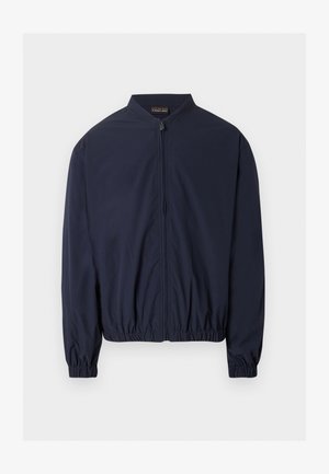 Veste bomber légère bleu marine avec fermeture éclair frontale, poignets élastiques et ourlet élastique, présentée sur un fond blanc.