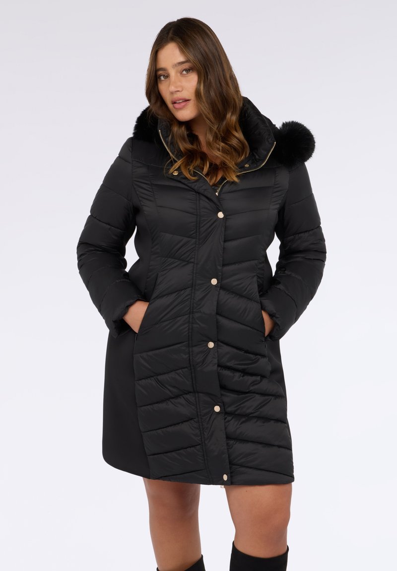 Abrigo acolchado negro con capucha de piel sintética, con un patrón acolchado, botones de presión en tono dorado y bolsillos laterales. Tela suave e insulated.