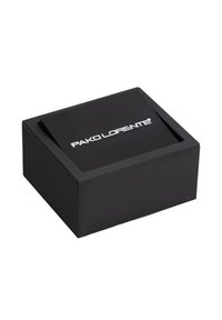 Czarny prostokątny pudełko o gładkiej powierzchni, z uniesioną pokrywą i białym logo "PAKO LORENTE" na górze. Wytrzymały i prosty design.