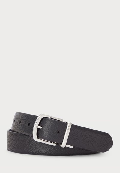 Ceinture en cuir noir avec une finition texturée, ornée d'une boucle en métal argenté et de multiples trous pour ajustement.