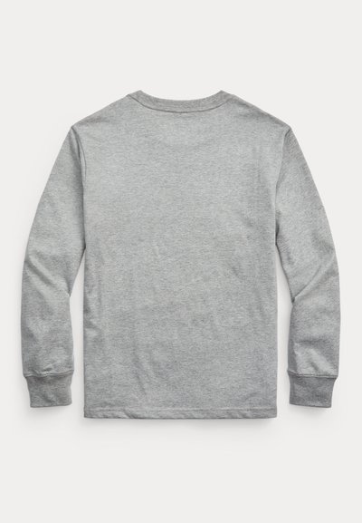 Enostavna svetlo siva majica z dolgimi rokavi, položena ravno z ogledom zadnje strani, z rebrastimi manšetami in okroglim izrezom.