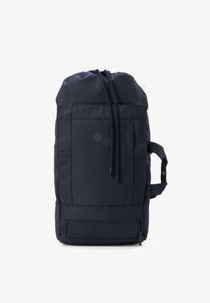 Marineblauer Kordelzug-Rucksack mit Fronttasche, seitlichem Griff und Reißverschlussfach am Boden, dargestellt vor weißem Hintergrund.