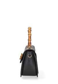 Zwarte leren handtas met bamboe handvat, gouden hardware en een gestructureerde rechthoekige vorm. Zijaanzicht dat een slank ontwerp en textuur toont.