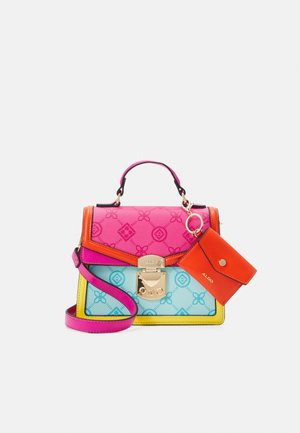 Kleurrijke handtas met roze, blauwe en gele panelen, gouden slot, roze riem, bovenhandvat en een klein oranje portemonneetje met drukknop bevestigd.