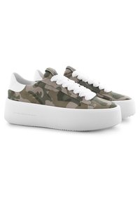 Sneaker con motivo camouflage, arricchiti da lacci bianchi, con una robusta suola in gomma bianca e una parte superiore liscia e testurizzata.