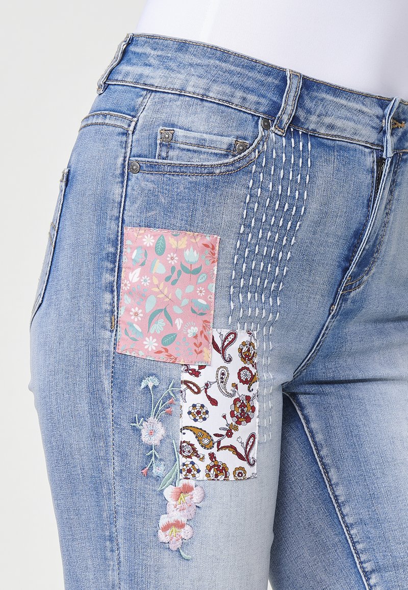 Koroshi PATCH AND EMBROIDERY - Lühikesed teksad - azul cl light blue ...