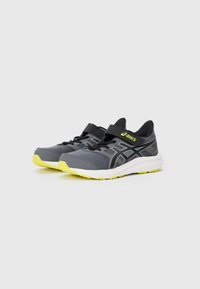 Zapatos deportivos ASICS en gris con detalles en negro, que cuentan con una parte superior de malla transpirable, cierre de tira y una suela amarilla brillante.
