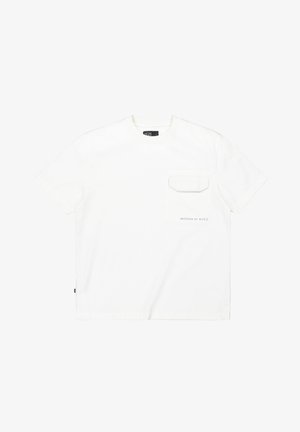 Weißes T-Shirt mit kurzen Ärmeln, einer kleinen Brusttasche und dezentem Schriftzug "Butcher of Blue" unterhalb der Tasche auf der vorderen rechten Seite.