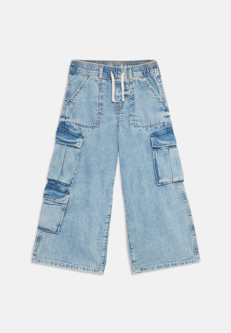 Pantalons cargo en denim bleu clair avec une jambe large, taille élastique, cordon de serrage et plusieurs poches latérales. Texture lisse et design décontracté.