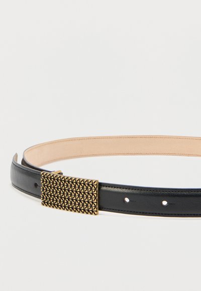 Curea neagră din piele cu captuseală interioară bej și cataramă dreptunghiulară aurie cu un model texturat geometric, prezentată pe un fundal alb.