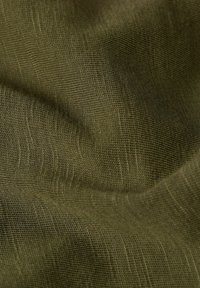 Tela tejida de color verde oliva con una sutil textura y un fino patrón lineal, que muestra una caída suave y flexible.