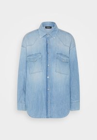 Camisa de mezclilla azul claro con mangas largas, cuello puntiagudo, dos bolsillos delanteros y cierre de botones. Textura suave con patrón desgastado.