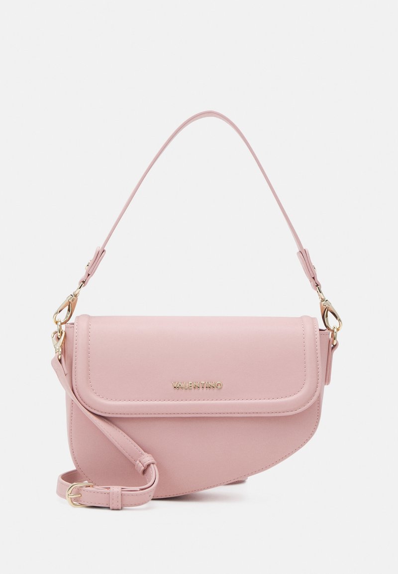 Borsa a tracolla in pelle rosa chiaro con chiusura a patta, hardware dorato e tracolla regolabile. Caratterizzata da un design elegante e minimalista.