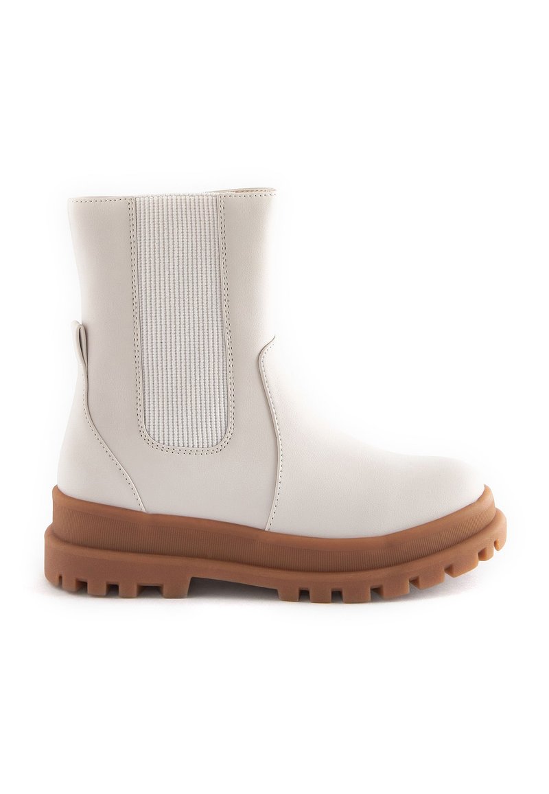 Bottine blanche en cuir lisse, avec un panneau latéral élastique à côtes, une semelle en caoutchouc texturé marron et un boucle au talon.