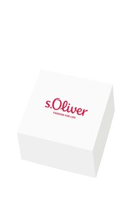 Scatola bianca con un coperchio piatto, decorata con un logo rosso recante la scritta "s.Oliver" e il testo "FASHION FOR LIFE" sottostante. Design rettangolare semplice.