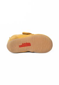 Scarpa gialla con tomaia in suede e tessuto. Presenta una suola in gomma testurizzata con logo del marchio in rilievo e pattern scanalato per una migliore aderenza.