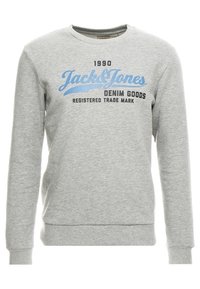 Sudadera de manga larga gris claro con texto en azul y negro "1990 Jack & Jones Denim Goods Marca Comercial Registrada" en el frontal.
