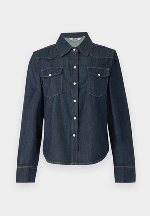 Mørkeblå denimskjorte med lange ærmer, spids krave, to brystlommer og hvid knaplukning. Kontraststing langs sømmene.