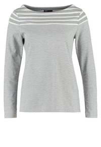 Haut gris à manches longues avec des rayures blanches horizontales. Présente une encolure bateau et un tissu doux en mélange de coton. Coupe droite à l'ourlet.