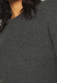 Ciemnoszary dzianinowy sweter o gładkiej teksturze, z klasycznym okrągłym dekoltem i subtelnym prążkowaniem na krawędziach.