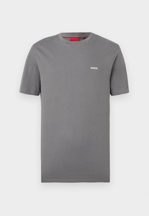 Siva majica kratkih rukava s okruglim izrezom i malim bijelim logom HUGO na lijevoj strani prsa te crvenom unutarnjom etiketa na vratu.