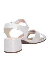 Sandales pour femmes en matériau métallique léger, avec un talon carré, des lanières entrecroisées et une semelle intérieure rembourrée pour le confort.