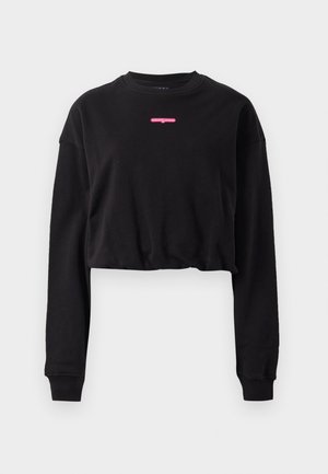 Zwarte cropped trui met lange mouwen, geribbelde manchetten en een klein rood "tommy jeans" logo in het midden van de borst.