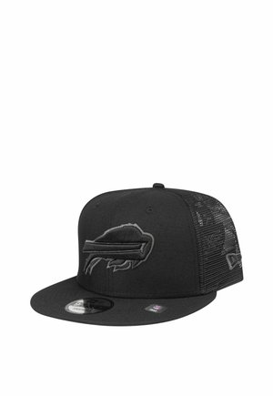 Schwarze Snapback-Kappe mit Netzrücken und erhabenem Büffel-Logo auf dem Frontpanel, dargestellt vor weißem Hintergrund.