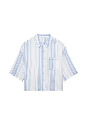 Chemise à manches courtes avec boutons, rayures verticales bleues et blanches, et une poche poitrine, sur fond blanc.