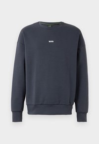 Sweat-shirt gris foncé col rond avec manches longues et petit texte blanc ""BOSS"" centré sur la poitrine.