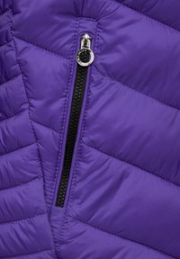 Fioletowa kurtka puchowa z sekcją wykonaną z pikowanej tkaniny z ukośnymi szwami, czarna kieszeń na zamek błyskawiczny oraz gładka, błyszcząca tekstura.