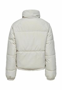 Wollen beige jack met een hoge kraag, elastische manchetten en horizontale stiksels over de achterkant voor extra textuur en warmte.