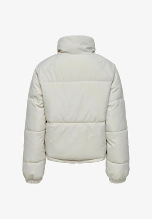 Naduvana bež jakna s visokim ovratnikom, elastičnim manšetama i vodoravnim šavovima na leđima za dodatnu teksturu i toplinu.