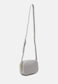 Borsa a tracolla grigia con forma rettangolare, materiale testurizzato, accessori in oro e tracolla regolabile. Presenta una chiusura con zip.