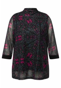 Blusa nera trasparente con collo alto, maniche 3/4, caratterizzata da un motivo di farfalle multicolori in rosa e blu. Polsini neri uniti.