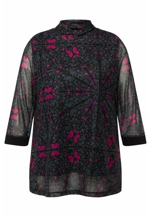 Transparante zwarte blouse met een hoge hals, 3/4 mouwen, voorzien van een veelkleurig vlinderpatroon in roze en blauw. Effen zwarte manchetten.