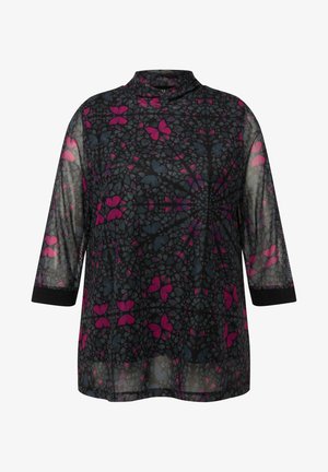 Transparante zwarte blouse met een hoge hals, 3/4 mouwen, voorzien van een veelkleurig vlinderpatroon in roze en blauw. Effen zwarte manchetten.