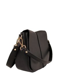 Zwarte leren schoudertas met een gestructureerde afwerking, gouden hardware accenten en een afneembare schouderriem. Zachte, afgeronde vorm met klep sluiting.