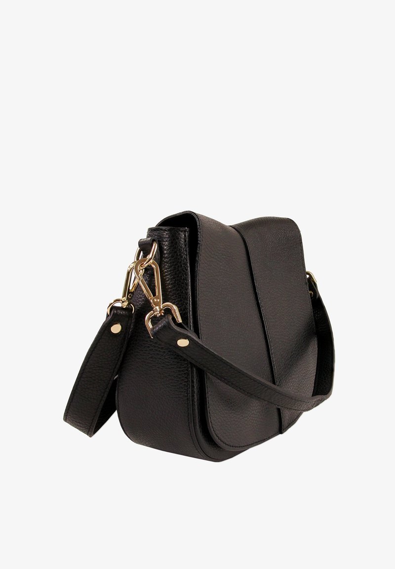 Zwarte leren schoudertas met een gestructureerde afwerking, gouden hardware accenten en een afneembare schouderriem. Zachte, afgeronde vorm met klep sluiting.